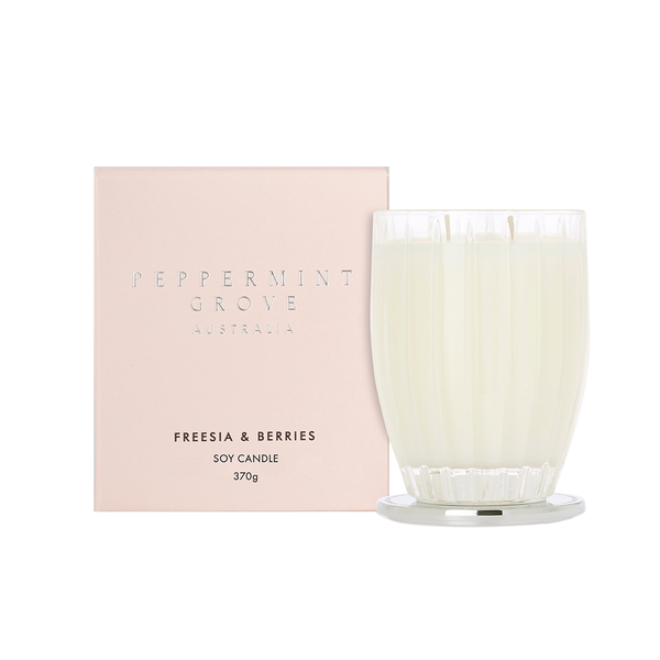 FREESIA + BERRIES SOY CANDLE (370g)